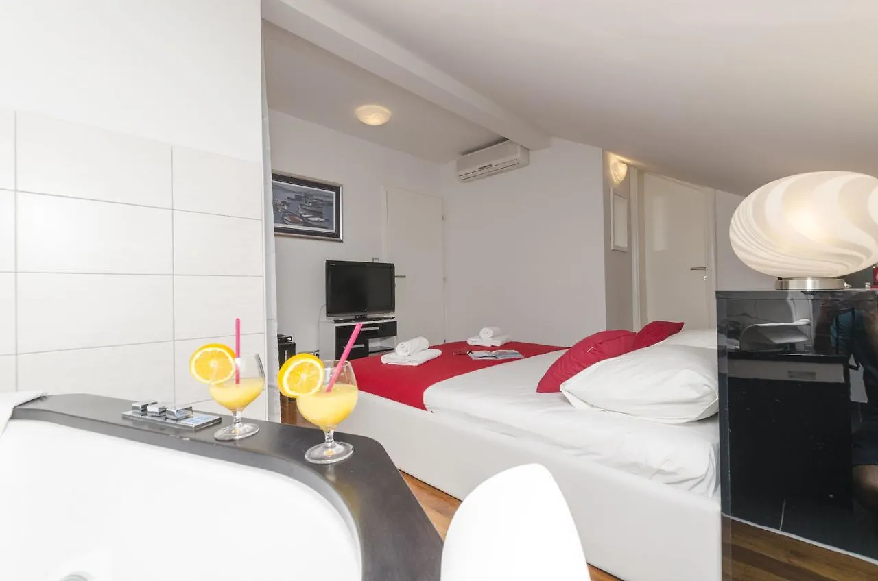 Apartments Maja Donji Okrug  Donji Okrug (Ciovo)